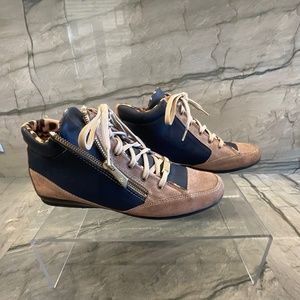 Toutoupies Shoes very comfortable .blue and tan . Size 37